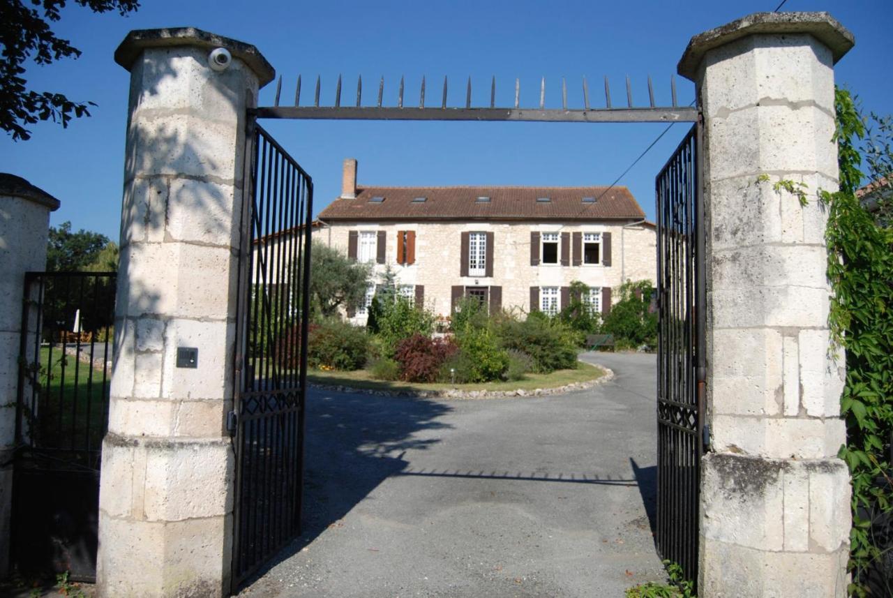 Le Logis Des Quatre Puits Bed and Breakfast Neuvicq-Montguyon Exteriör bild